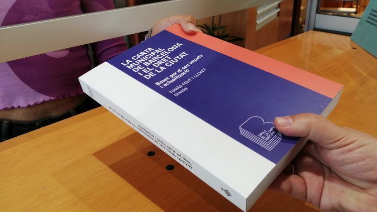 Imagen de un libro que pasa de manos